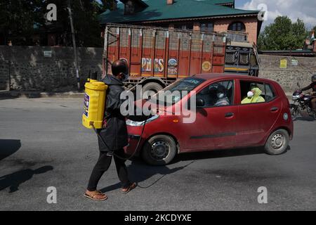 Ein NGO-Mitarbeiter desinfiziert am 03. Mai 2021 ein Fahrzeug in Srinagar, dem indischen Kaschmir. Jammu und Kaschmir verzeichnen 51 Todesfälle, was die höchste Zahl von Covid-19-Todesfällen in der Region darstellt. Indien meldete jedoch fast 370.000 neue Covid-19-Fälle und 3421 neue Todesfälle. (Foto von Muzamil Mattoo/NurPhoto) Stockfoto