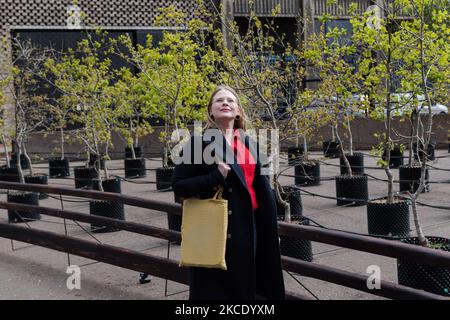 LONDON, GROSSBRITANNIEN - 04. MAI 2021: A Woman blickt auf eine Installation von 100 Eichenholzknödeln mit dem Titel 'Beuys' Acorns' der britischen Künstler Heather Ackroyd und Dan Harvey, die heute auf der Terrasse vor der Tate Modern am 04. Mai 2021 in London, England, eröffnet wird. Die Ausstellung „Beuys' Acorns“, die 100 Jahre seit der Geburt des Künstlers und Umweltaktivisten Joseph Beuys (1921-86) steht, ist eine lebende Skulptur, in der sich die Besucher nach der Sperre wieder mit der Kunst verbinden, ihr Verhältnis zur Natur neu überdenken und über Kunst, Aktivismus und die Klimanotsituation reflektieren können. (Foto von Wiktor Szymanowicz/NurPhoto) Stockfoto