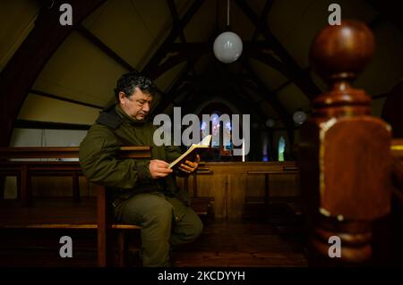 Pater Krzysztof Sikora in der St. James's Church, in Cashel, Connemara. Die Gemeinde Roundstone gilt geografisch als die größte Gemeinde Irlands und erstreckt sich von den Stränden von Gurteen bis zu den zwölf Bens und dem Mám Tuirc-Gebirge. Bis zum 1990s wurde die Pfarrei von drei Priestern gedient, jetzt gibt es nur noch einen, der fünf Kirchen betreut. Der derzeitige Pfarrer, ein gebürtiger polnischer Pater Krzysztof Sikora, ist Mitglied der Ordensgemeinschaft der Missionare des Göttlichen Wortes. Nach Jahren als Missionar auf den Philippinen, in Deutschland und Polen ließ er sich 2007 in Irland nieder. Ursprünglich P. Si Stockfoto