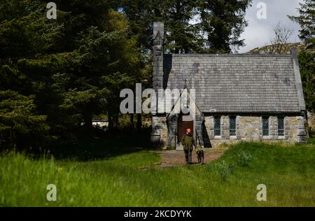 Pater Krzysztof Sikora mit seinem Hund 'Rambo' vor der Ballynahinch Kirche in Emlaghdauroe, Connemara. Diese ehemalige Kirche der irischen Kirche aus dem Jahr 1865, heute bekannt als St. Hubert, der schutzpatron der Jäger, liegt in der spektakulärsten Landschaft der Berge, Moor und Seen. Die Gemeinde Roundstone gilt geografisch als die größte Gemeinde Irlands und erstreckt sich von den Stränden von Gurteen bis zu den zwölf Bens und dem Mám Tuirc-Gebirge. Bis zum 1990s wurde die Pfarrei von drei Priestern gedient, jetzt gibt es nur noch einen, der fünf Kirchen betreut. Der derzeitige Pfarrer, ein polnischer gebürtiger Pater Krzysz Stockfoto