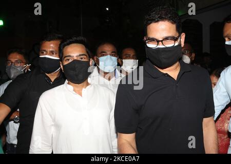 Der Abgeordnete Abhishek Banerjee und Nefew von Mamata Banerjee mit Prashant Kishor , einem indischen politischen Strategen, treffen am 03,2021. Mai in Kalkutta die TMC bhawan ein und nehmen an dem Parteitreffen der TMC mit den neu gewannen TMC-Kandidaten für die Wahl der West-bengalischen Legislativversammlung Teil. (Foto von Debajyoti Chakraborty/NurPhoto) Stockfoto