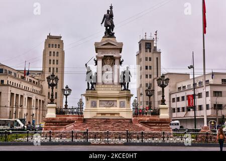 Denkmal für die Helden von Iquique auf der Plaza Sotomayor in Valparaiso, Chile. Die Schlacht von Iquique bestand aus zwei Marinekonfrontationen gegen Peru während des Pazifikkrieges im Jahr 1879. Das Monumento a los Heroes de Iquique wurde 1886 in Erinnerung an die gefallenen chilenischen Seeleute auf der Plaza Sotomayor errichtet. Auf der Oberseite ist eine Statue von Arturo Prat, der während des Kommandos der Esmeralda starb. In der Mitte befinden sich die Figuren von Ignacio Serrano, Ernesto Riquelme, Juan de Dios Aldea und ein unbekannter Seemann. Unter diesem Denkmal befindet sich eine Krypta mit den Überresten mehrerer Kriegshelden. (Foto von Creative Touch Imaging Ltd./ Stockfoto