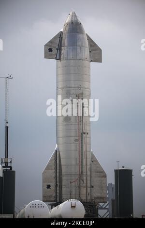 SpaceX Starship SN15 mit entfesselten Flossen und offener Öffnung am 4.. Mai 2021 in Boca Chica, Texas, nach einem geschrubbelten Startversuch. (Foto von Reginald Mathalone/NurPhoto) Stockfoto