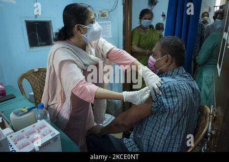 Ein Gesundheitsbeauftragter impft während der Massenimpfung am 4. Mai 2021 in Kalkutta, Indien, eine Dosis des Covaxin-Impfstoffes von Bharat Biotech. (Foto von Dipayan Bose/NurPhoto) Stockfoto