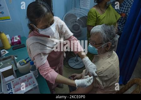 Ein Gesundheitsbeauftragter impft während der Massenimpfung am 4. Mai 2021 in Kalkutta, Indien, eine Dosis des Covaxin-Impfstoffes von Bharat Biotech. (Foto von Dipayan Bose/NurPhoto) Stockfoto