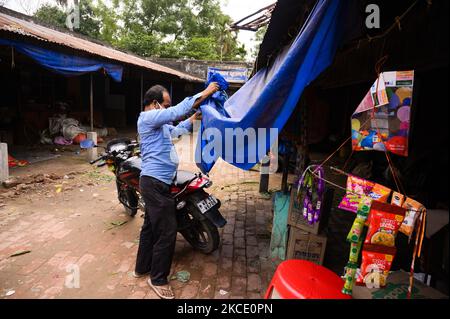 Aufgrund der Schließung des Shops sind am 04. Mai 2021 in Tehatta, Westbengalen, Indien, weniger Menschen auf dem Markt, aber die meisten von ihnen tragen keine richtigen Masken. Die Regierung des Bundesstaates Westbengalen kündigte eine teilweise Stilllegung an. Während der Sperrung bleiben Einkaufszentren, Restaurants und andere nicht unbedingt erforderliche Einrichtungen geschlossen. Täglich bleiben die Märkte von 7:00 BIS 10:00 UHR und von 3:00 bis 5:00 Uhr geöffnet. Außerdem hat die Regierung alle sozialen, kulturellen, akademischen und Unterhaltungsveranstaltungen verboten. Lebensmittelgeschäfte und Apotheken sind ausgenommen. (Foto von Soumyabrata Roy/NurPhoto) Stockfoto