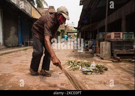 Aufgrund der Schließung des Shops sind am 04. Mai 2021 in Tehatta, Westbengalen, Indien, weniger Menschen auf dem Markt, aber die meisten von ihnen tragen keine richtigen Masken. Die Regierung des Bundesstaates Westbengalen kündigte eine teilweise Stilllegung an. Während der Sperrung bleiben Einkaufszentren, Restaurants und andere nicht unbedingt erforderliche Einrichtungen geschlossen. Täglich bleiben die Märkte von 7:00 BIS 10:00 UHR und von 3:00 bis 5:00 Uhr geöffnet. Außerdem hat die Regierung alle sozialen, kulturellen, akademischen und Unterhaltungsveranstaltungen verboten. Lebensmittelgeschäfte und Apotheken sind ausgenommen. (Foto von Soumyabrata Roy/NurPhoto) Stockfoto