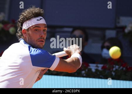 Marco Cecchinato in Aktion während seines Herren-Einzelmatches gegen den Spanier Roberto Bautista Agut am sechsten Tag der Mutua Madrid Open im La Caja Magica am 04. Mai 2021 in Madrid, Spanien. (Foto von Oscar Gonzalez/NurPhoto) Stockfoto