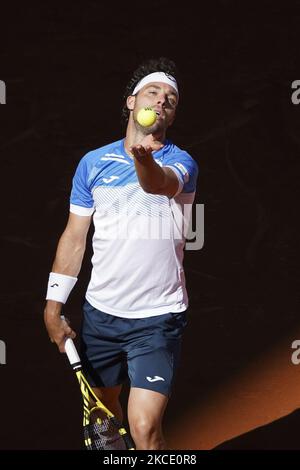 Marco Cecchinato in Aktion während seines Herren-Einzelmatches gegen den Spanier Roberto Bautista Agut am sechsten Tag der Mutua Madrid Open im La Caja Magica am 04. Mai 2021 in Madrid, Spanien. (Foto von Oscar Gonzalez/NurPhoto) Stockfoto