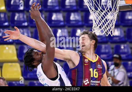 Alex Poythress und Pau Gasol während des Spiels zwischen dem FC Barcelona und BC Zenit Saint Petersburg, das dem Spiel 5. des Finales 1/4 der Euroleague entspricht, das am 04.. Mai 2021 im Palau Blaugrana in Barcelona, Spanien, gespielt wurde. (Foto von Joan Valls/Urbanandsport/NurPhoto) Stockfoto