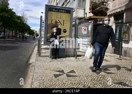 Menschen, die Schutzmasken tragen, gehen durch das Zentrum von Lissabon. 02 Mai 2021. Portugal kehrt langsam zur Normalität zurück, nachdem die von der portugiesischen Regierung verordneten Entfinungsmaßnahmen erlassen wurden. (Foto von Jorge Mantilla/NurPhoto) Stockfoto