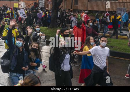 Die Menschen wandern durch den Norden Bogotas. Im siebentägigen Nationalstreik protestieren Menschen gegen die Regierung Kolumbiens. Am 4. Mai 2021 in Bogota, Kolumbien. (Foto von Daniel Garzon Herazo/NurPhoto) Stockfoto