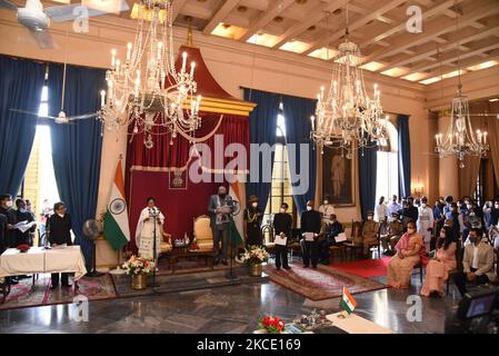 Trinamool-Kongresschefin Mamata Banerjee mit dem Gouverneur von Westbengalen, Jageep Dhankar, während ihrer Vereidigung, am 05,2021. Mai in Kalkutta, Indien, zum 3.. Mal nacheinander im Gouverneurshaus als Chief Minister von Westbengalen zu eiden. (Foto von Debajyoti Chakraborty/NurPhoto) Stockfoto