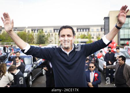 Anas Sarwar, der schottische Labour-Vorsitzende, während einer Drive-in-Kundgebung vor den schottischen Wahlen im Caledonia House am 5. Mai 2021 in Glasgow, Schottland. Die Politiker kämpfen am letzten Tag der Wahlen, bevor Schottland am 6.. Mai an die Pole geht, um 129 MSP in das schottische Parlament zu wählen. (Foto von Ewan Bootman/NurPhoto) Stockfoto