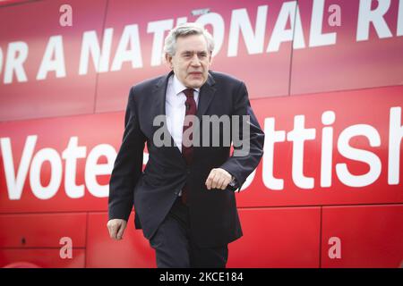 Der ehemalige Premierminister Gordon Brown hält eine Rede während einer Drive-in-Kundgebung vor den schottischen Wahlen im Caledonia House am 5. Mai 2021 in Glasgow, Schottland. Die Politiker kämpfen am letzten Tag der Wahlen, bevor Schottland am 6.. Mai an die Pole geht, um 129 MSP in das schottische Parlament zu wählen. (Foto von Ewan Bootman/NurPhoto) Stockfoto