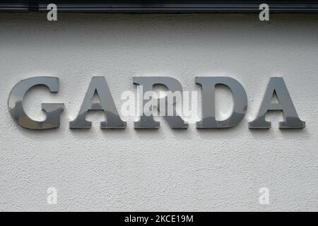 Garda-Schild vor dem Bahnhof Garda in Roundstone. Am Freitag, 30. April 2021, in Roundstone, Connemara, County Galway, Irland. (Foto von Artur Widak/NurPhoto) Stockfoto