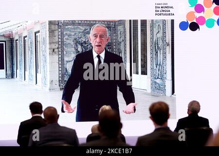Eine Videobotschaft des portugiesischen Präsidenten Marcelo Rebelo de Sousa wird während einer Zeremonie anlässlich des Welttages der portugiesischen Sprache am 5. Mai 2021 im Centro Cultural de Belem in Lissabon, Portugal, gezeigt. Der Welttag der portugiesischen Sprache wurde 2019 während der UNESCO-Generalkonferenz 40. offiziell gegründet. Die portugiesische Sprache ist mit über 265 Millionen Sprechern auf allen Kontinenten nicht nur eine der am weitesten verbreiteten Sprachen der Welt, sondern auch die am häufigsten gesprochene Sprache der südlichen Hemisphäre. (Foto von Pedro FiÃºza/NurPhoto) Stockfoto