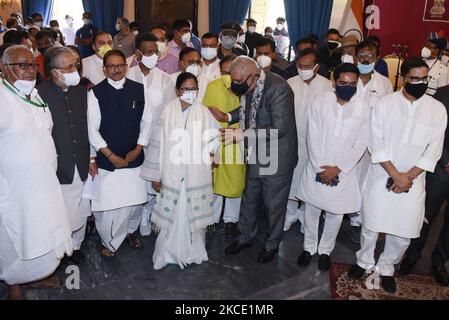 Der Gouverneur von Westbengalen, Jageep Dhankar, mit Mamata Banerjee, dem Chief Minister von Westbengalen, Prashant Kishor, dem indischen politischen Strategen, Abhishak Banerjee, dem Neffen von Mamata Banerjee, dem TMC Senior Leders Sudip Banerjee, Sougata Roy, Firad Hakim, Aroop Biswas, Subrata Mukherjee, dem Actor Deb, während der Sitzung des West-Eid, eine Fotozeremonielle als Gruppenvorsitzende zu nehmen Bengalen zum 3.. Mal nacheinander am 05,2021. Mai im Gouverneurshaus in Kalkutta, Indien. (Foto von Debajyoti Chakraborty/NurPhoto) Stockfoto