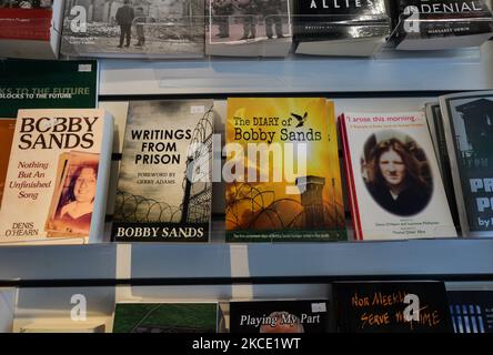 Eine Reihe von Büchern über Bobby Sands, die im Sinn Fein-Shop in Belfast ausgestellt sind. Heute jährt sich zum 40.. Mal der Tod von Bobby Sands. Er starb am 5. Mai 1981 im Gefängnis von Maze, nachdem er sich 66 Tage im Hungerstreik im Alter von 27 Jahren befand. Sands wurde zum Märtyrer der irischen Republikaner. Am Mittwoch, den 5. Mai 2021, in Belfast, Nordirland. (Foto von Artur Widak/NurPhoto) Stockfoto