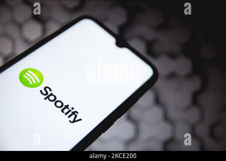 In dieser Fototafel wurde am 5. Mai 2021 ein Spotify-Logo auf einem Smartphone-Bildschirm mit einem Computertapeten im Hintergrund in Athen, Griechenland, angezeigt. (Foto von Nikolas Kokovlis/NurPhoto) Stockfoto