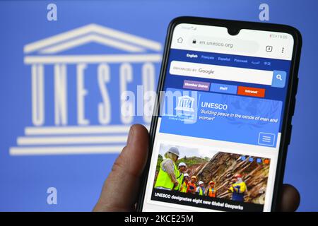 Die UNESCO-Webseite wird auf einem Handybildschirm angezeigt, der für ein Illustrationsfoto fotografiert wurde. Gliwice, Polen am 5. Mai 2021. (Foto von Beata Zawrzel/NurPhoto) Stockfoto