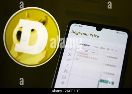 Dogecoin Preis wird auf einem Handy-Bildschirm fotografiert für Illustration Foto angezeigt. Gliwice, Polen am 6. Mai 2021. Dogecoin, die Meme-Kryptowährung, die nach einem im Internet berühmten Shiba Inu, der 2013 als Witz ins Leben gerufen wurde, gestylt wurde, ist jetzt mehr wert als die Ford-Motorenfirma BP oder Tesco. (Foto von Beata Zawrzel/NurPhoto) Stockfoto