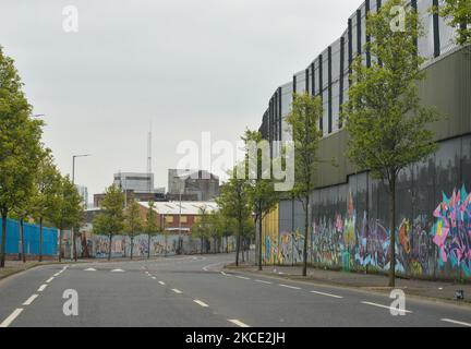 Blick auf den Cupar Way in West Belfast mit einer Friedensmauer mit Wandmalereien und Botschaften an den Wänden, die die beiden Gemeinden trennen. Am Montag, den 19. April 2021, in Belfast, Nordirland (Foto: Artur Widak/NurPhoto) Stockfoto