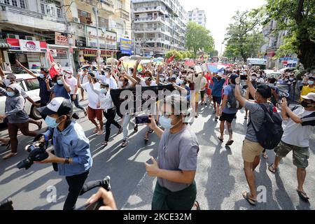 Journalisten aus Myanmar decken sich während eines Protestes der Mafia gegen den Militärputsch in der Nähe der Sule Pagode im Zentrum von Yangon, Myanmar, am 6. Mai 2021. (Foto von Myat Thu Kyaw/NurPhoto) Stockfoto