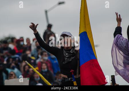 Während der Demonstrationen gegen die Brutalität der Polizei, die am 5. Mai 2021 in Bogota, Kolumbien, internationale Aufmerksamkeit erregte, schwenken Demonstranten kolumbianische Fahnen und Schilder, während die Brutalität der Polizei und des Militärs auf über 19 Tote bei Demonstrationen gegen die Regierung von Präsident Ivan Duque eskalierte. (Foto von Sebastian Barros/NurPhoto) Stockfoto