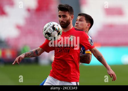 Rafa Silva von SL Benfica (L) steht am 6. Mai 2021 beim Fußballspiel der Portugiesischen Liga zwischen SL Benfica und FC Porto im Luz-Stadion in Lissabon, Portugal, mit Otavio vom FC Porto zusammen. (Foto von Pedro FiÃºza/NurPhoto) Stockfoto