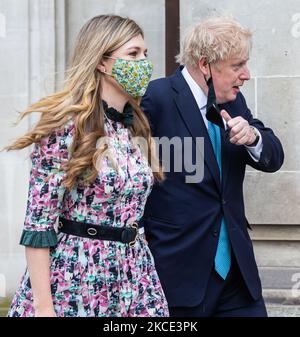 Premierminister Boris Johnson und sein Verlobter Carrie Symonds gaben am 6.. Mai 2021 in London, Großbritannien, ihre Stimme bei den Wahlen zum Loc council und zur Bürgermeisterwahl ab. (Foto vonTejas Sandhu/MI News/NurPhoto) Stockfoto