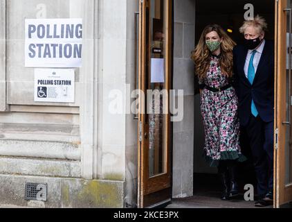 Premierminister Boris Johnson und sein Verlobter Carrie Symonds gaben am 6.. Mai 2021 in London, Großbritannien, ihre Stimme bei den Wahlen zum Loc council und zur Bürgermeisterwahl ab. (Foto vonTejas Sandhu/MI News/NurPhoto) Stockfoto