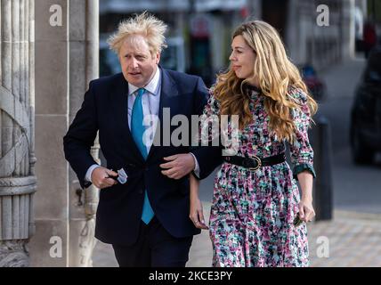 Premierminister Boris Johnson und sein Verlobter Carrie Symonds gaben am 6.. Mai 2021 in London, Großbritannien, ihre Stimme bei den Wahlen zum Loc council und zur Bürgermeisterwahl ab. (Foto vonTejas Sandhu/MI News/NurPhoto) Stockfoto