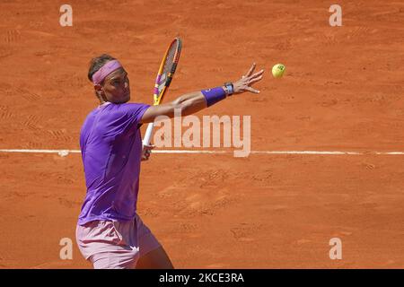 Rafael Nadal aus Spanien in Aktion während der Runde 16, gegen Alexei Popyrin aus Australien bei den ATP Masters 1000 - Mutua Madrid Open 2021 bei La Caja Magica am 6. Mai 2021 in Madrid, Spanien (Foto von Oscar Gonzalez/NurPhoto) Stockfoto