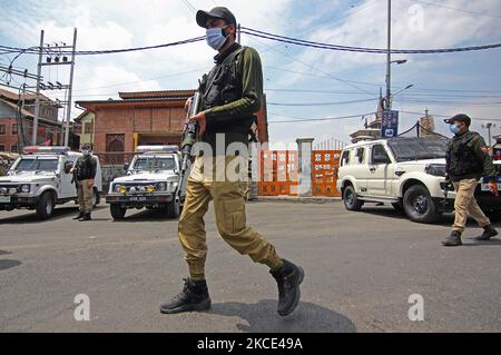 Ein indischer Polizist bewacht die Hauptstraße vor der großen Moschee im alten Srinagar, während die Sperrstunde von Corona am 07. Mai 2021 über das Kaschmir-Tal weitergeht. Die Behörden verschärften die Ausgangssperre auf Jumatul Vida (letzten Freitag) im Ramadan, da die separatistische Gruppe appellierte, den Tag als Youm-ul-Quds (Palästina-Tag) zu beobachten. Und Youm-e-Kashmir.die lokalen Behörden haben alle Köpfe gebeten, angesichts der Zunahme der COVID-19-Fälle und Todesfälle die Gebete in Moscheen und Schrein auszusetzen. (Foto von Faisal Khan/NurPhoto) Stockfoto