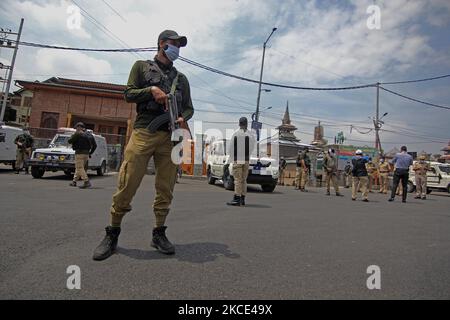 Ein indischer Polizist bewacht die Hauptstraße vor der großen Moschee im alten Srinagar als hochrangige Polizeibeamte, darunter der Generalinspekteur der Polizei, die während der Sperrstunde von Corona am 07. Mai 2021 Bilanz zieht. Die Behörden verschärften die Ausgangssperre auf Jumatul Vida (letzten Freitag) im Ramadan, da die separatistische Gruppe appellierte, den Tag als Youm-ul-Quds (Palästina-Tag) zu beobachten. Und Youm-e-Kashmir.die lokalen Behörden haben alle Köpfe gebeten, angesichts der Zunahme der COVID-19-Fälle und Todesfälle die Gebete in Moscheen und Schrein auszusetzen. (Foto von Faisal Khan/NurPhoto) Stockfoto