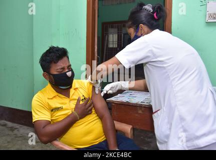 Ein Arzt impft eine Begünstigte über 18 Jahren mit einer Dosis COVID-19-Impfstoff ein inÂ Nagaon District of Assam, India on May 7,2021 (Foto: Anuwar Hazarika/NurPhoto) Stockfoto