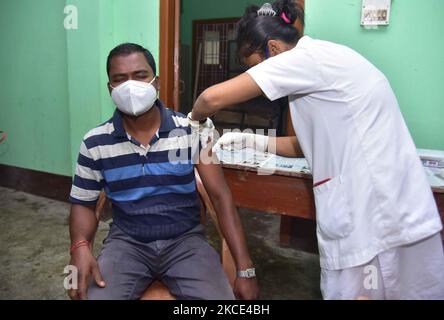 Ein Arzt impft eine Begünstigte über 18 Jahren mit einer Dosis COVID-19-Impfstoff ein inÂ Nagaon District of Assam, India on May 7,2021 (Foto: Anuwar Hazarika/NurPhoto) Stockfoto