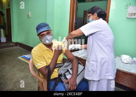 Ein Arzt impft eine Begünstigte über 18 Jahren mit einer Dosis COVID-19-Impfstoff ein inÂ Nagaon District of Assam, India on May 7,2021 (Foto: Anuwar Hazarika/NurPhoto) Stockfoto