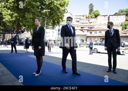 Die dänische Premierministerin Mette Frederiksen (L) bei der Ankunft am Zoll von Porto auf einer Tour durch den Zul-Teppich, vorbei an der Presse. Sozialgipfel der Europäischen Kommission in Porto, an dem mehrere Premierminister am 7. Mai 2021 in Porto, Portugal, teilnahmen. (Foto von Rita Franca/NurPhoto) Stockfoto