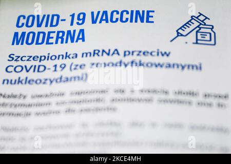 InformationEin Hinweis über den Covid-19-Impfstoff Moderna ist am ersten Tag der Eröffnung der neuen Covid-19-Impfstelle in der Tauron Arena Krakau zu sehen. Krakau, Polen, am 7. Mai 2021. Bis zu 2.000 Personen können täglich an den 3. massiven Impfstellen in Krakau und 18. in der gesamten Woiwodschaft Kleinpolen mit Impfstoffen von Moderna oder AstraZeneca geimpft werden. (Foto von Beata Zawrzel/NurPhoto) Stockfoto