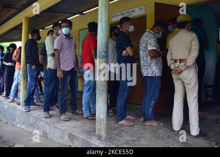 Die Begünstigten über 18 Jahren warten am 8. Mai 2021 in einer Warteschlange auf die Einnahme von COVID-19-Dosen in einem Zentrum im Bezirk Nagaon in Assam, indien. (Foto von Anuwar Hazarika/NurPhoto) Stockfoto