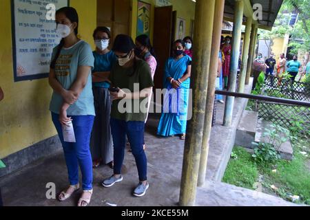 Die Begünstigten über 18 Jahren warten am 8. Mai 2021 in einer Warteschlange auf die Einnahme von COVID-19-Dosen in einem Zentrum im Bezirk Nagaon in Assam, indien. (Foto von Anuwar Hazarika/NurPhoto) Stockfoto