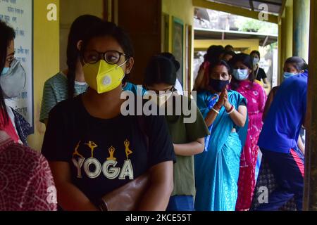 Die Begünstigten über 18 Jahren warten am 8. Mai 2021 in einer Warteschlange auf die Einnahme von COVID-19-Dosen in einem Zentrum im Bezirk Nagaon in Assam, indien. (Foto von Anuwar Hazarika/NurPhoto) Stockfoto