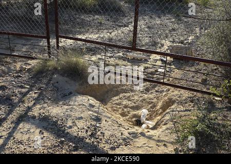 Am 7 2021. Mai wurde in Roma Texas, USA, ein Graben unter einem Zaun an einem Grenzübergang für Migranten ausgegraben. Nach inoffiziellen Schätzungen sind seit Februar 2021 rund 200.000 Migranten entlang der südlichen Grenze in die Vereinigten Staaten eingedrangen. (Foto von John Lamparski/NurPhoto) Stockfoto