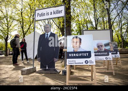Am 8. Mai 2021 protestieren Menschen in Berlin, Deutschland, zur Unterstützung des Kreml-Kritikers Alexei Nawalny gegen den russischen Präsidenten Wladimir Putin. (Foto von Emmanuele Contini/NurPhoto) Stockfoto