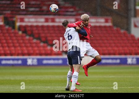 Lyle Taylor von Nottingham Forest bestreitet einen Header mit Liam Lindsay Preston North End während des Sky Bet Championship-Spiels zwischen Nottingham Forest und Preston North End am City Ground, Nottingham, am Samstag, dem 8.. Mai 2021. (Foto von James Holyoak/MI News/NurPhoto) Stockfoto