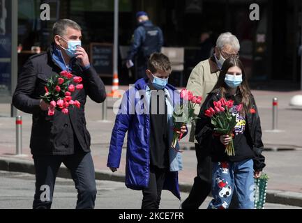 Während der Feier des Siegesfestes am 9. Mai 2021, bei dem Covid-19-Coronavirus-Ausbruch in Kiew, Ukraine, tragen Menschen Blumen für die Verlegung des Denkmals des ewigen Ruhms auf dem Grab des unbekannten Soldaten. Die Ukrainer gedenken des 76.. Jahrestages des Sieges über Nazi-Deutschland im Zweiten Weltkrieg (Foto von STR/NurPhoto) Stockfoto