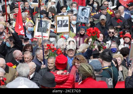 Am 9. Mai 2021 tragen Menschen Blumen zum Denkmal des ewigen Ruhms auf dem Grab des unbekannten Soldaten, während der Feier des Sieges inmitten des Covid-19-Coronavirus-Ausbruchs in Kiew, Ukraine. Die Ukrainer gedenken des 76.. Jahrestages des Sieges über Nazi-Deutschland im Zweiten Weltkrieg (Foto von STR/NurPhoto) Stockfoto