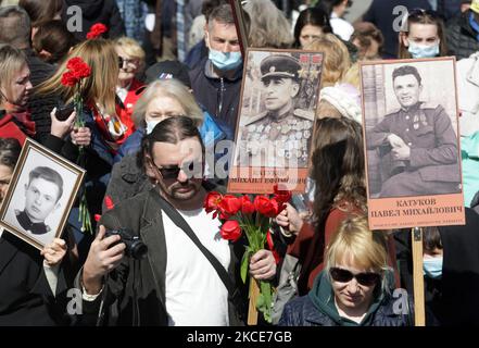 Am 9. Mai 2021 tragen Menschen Blumen zum Denkmal des ewigen Ruhms auf dem Grab des unbekannten Soldaten, während der Feier des Sieges inmitten des Covid-19-Coronavirus-Ausbruchs in Kiew, Ukraine. Die Ukrainer gedenken des 76.. Jahrestages des Sieges über Nazi-Deutschland im Zweiten Weltkrieg (Foto von STR/NurPhoto) Stockfoto